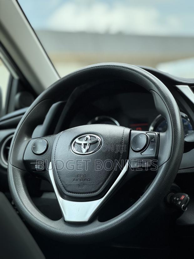 Toyota Corolla LE (1.8L 4cyl 2A) 2018 White