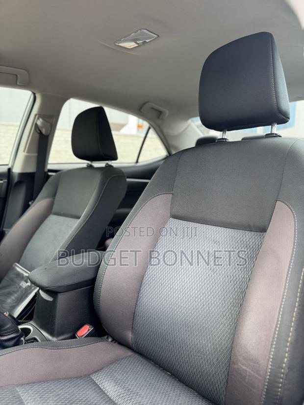 Toyota Corolla LE (1.8L 4cyl 2A) 2018 White