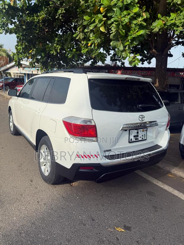 Toyota Highlander Plus 2.7L 2WD 2013 White
