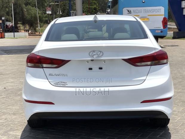 Hyundai Elantra SE Sedan FWD (2.0L 4cyl 6M) 2017 White