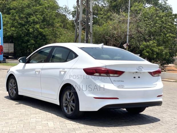 Hyundai Elantra SE Sedan FWD (2.0L 4cyl 6M) 2017 White