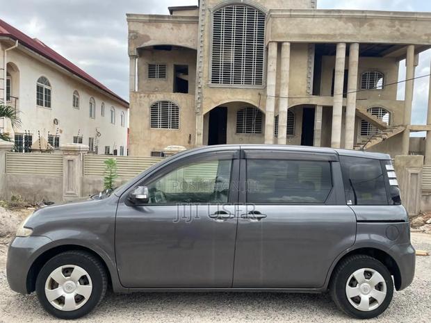 Toyota Sienta 1.5 AWD 2011 Gray