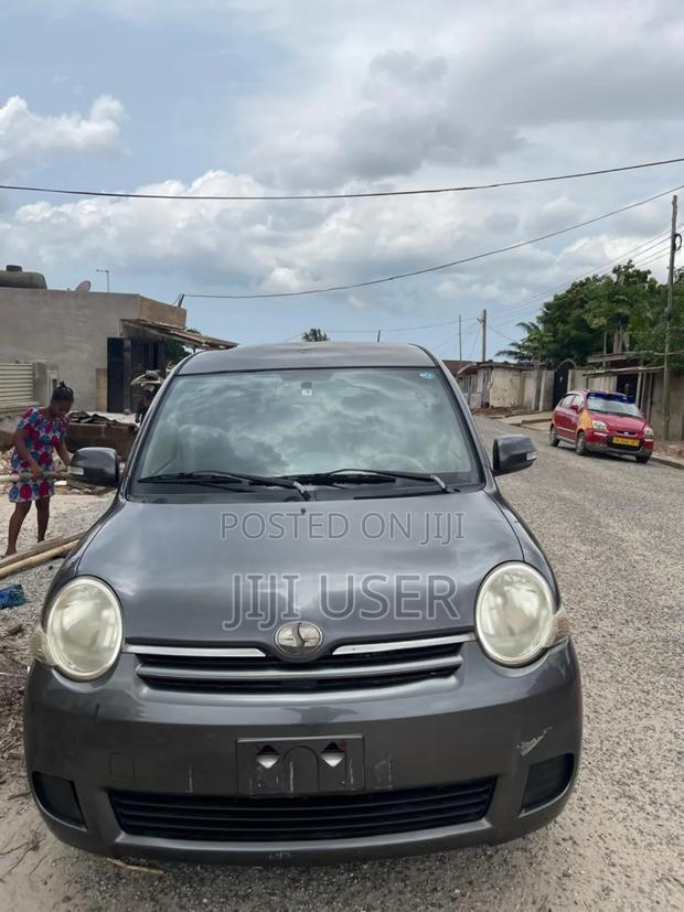Toyota Sienta 1.5 AWD 2011 Gray