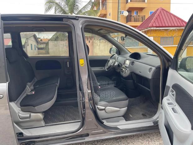 Toyota Sienta 1.5 AWD 2011 Gray