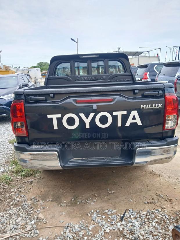 New Toyota Hilux 2023 Gray