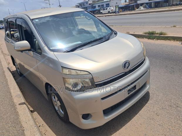 Toyota Voxy 2012 Gray
