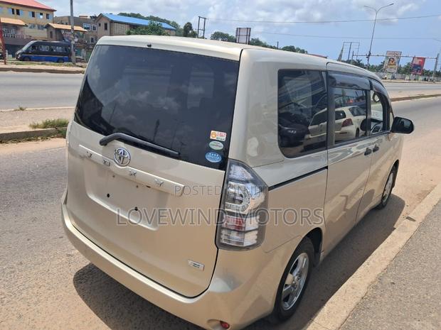 Toyota Voxy 2012 Gray