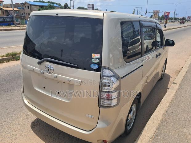 Toyota Voxy 2012 Gray
