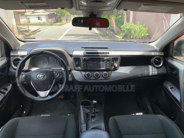 Toyota RAV4 LE 4dr SUV AWD (2.5L 4cyl 6A) 2018 Red