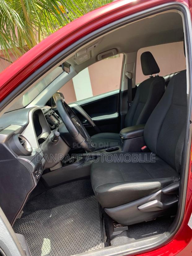 Toyota RAV4 LE 4dr SUV AWD (2.5L 4cyl 6A) 2018 Red