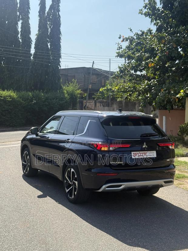Mitsubishi Outlander SEL Launch Edition 2022 Blue