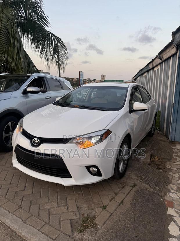 Toyota Corolla LE Plus 4dr Sedan (1.8L 4cyl CVT) 2014 White