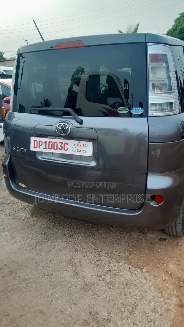 Toyota Sienta 1.5 FWD 2013 Gray