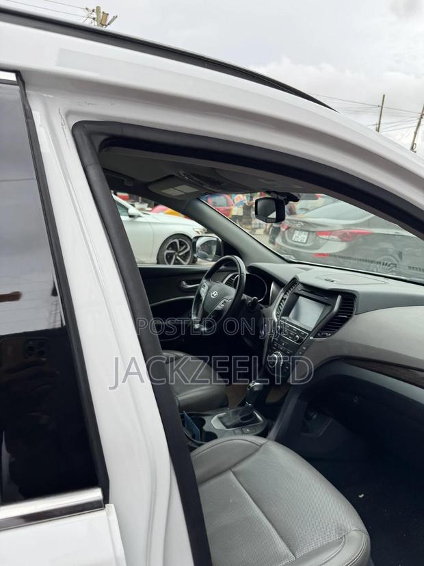 Hyundai Santa Fe SE AWD 2018 White