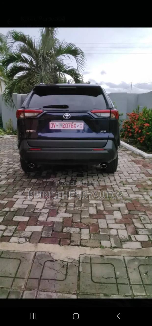 Toyota RAV4 XLE Premium 2022 Blue