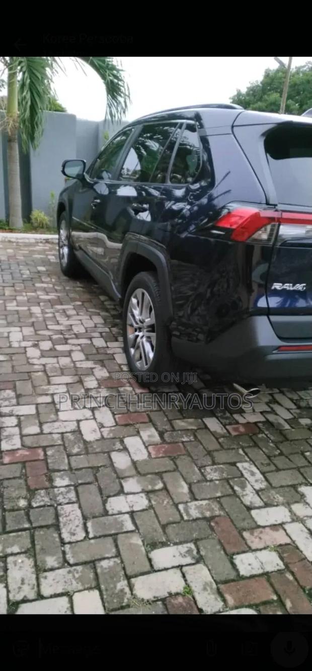 Toyota RAV4 XLE Premium 2022 Blue