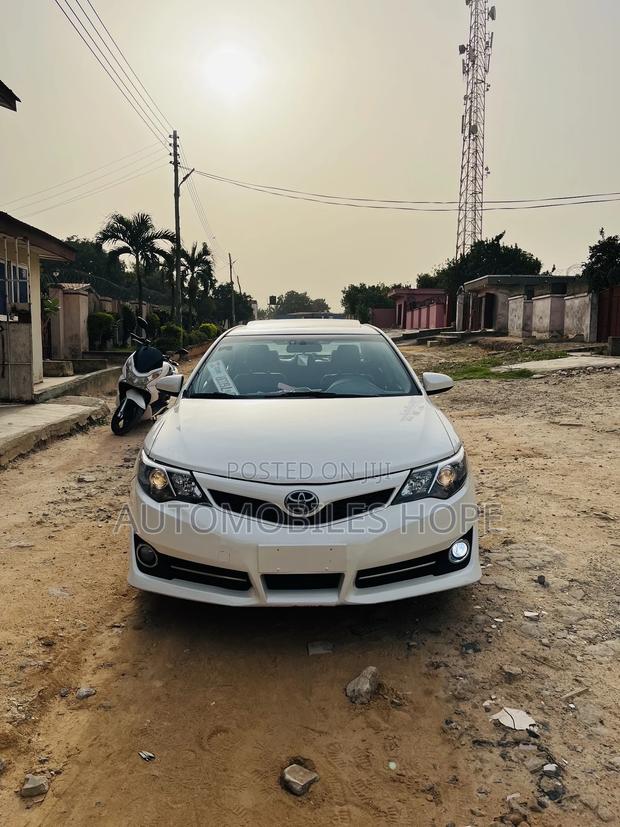 Toyota Camry SE 4dr Sedan (2.5L 4cyl 6A) 2013 White