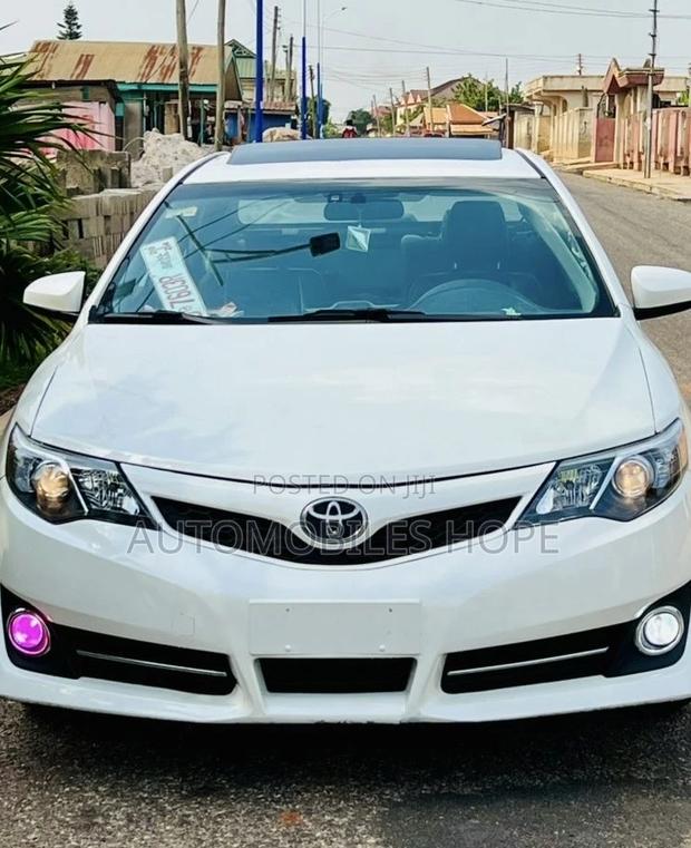 Toyota Camry SE 4dr Sedan (2.5L 4cyl 6A) 2013 White