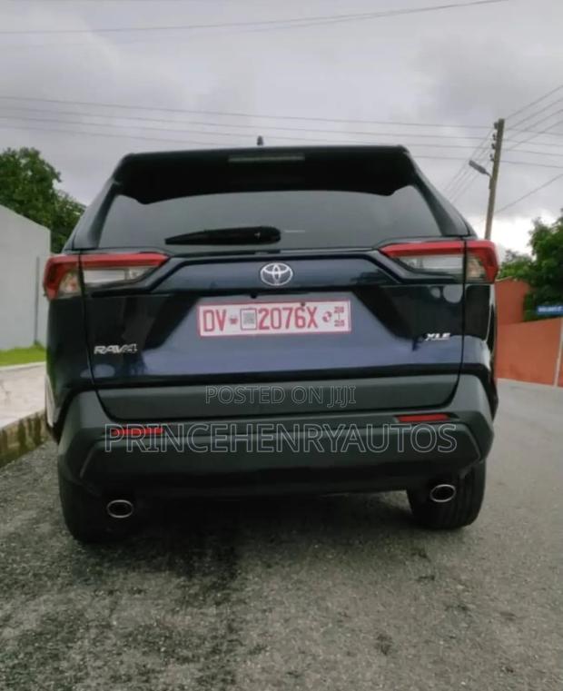 Toyota RAV4 XLE Premium 2022 Blue