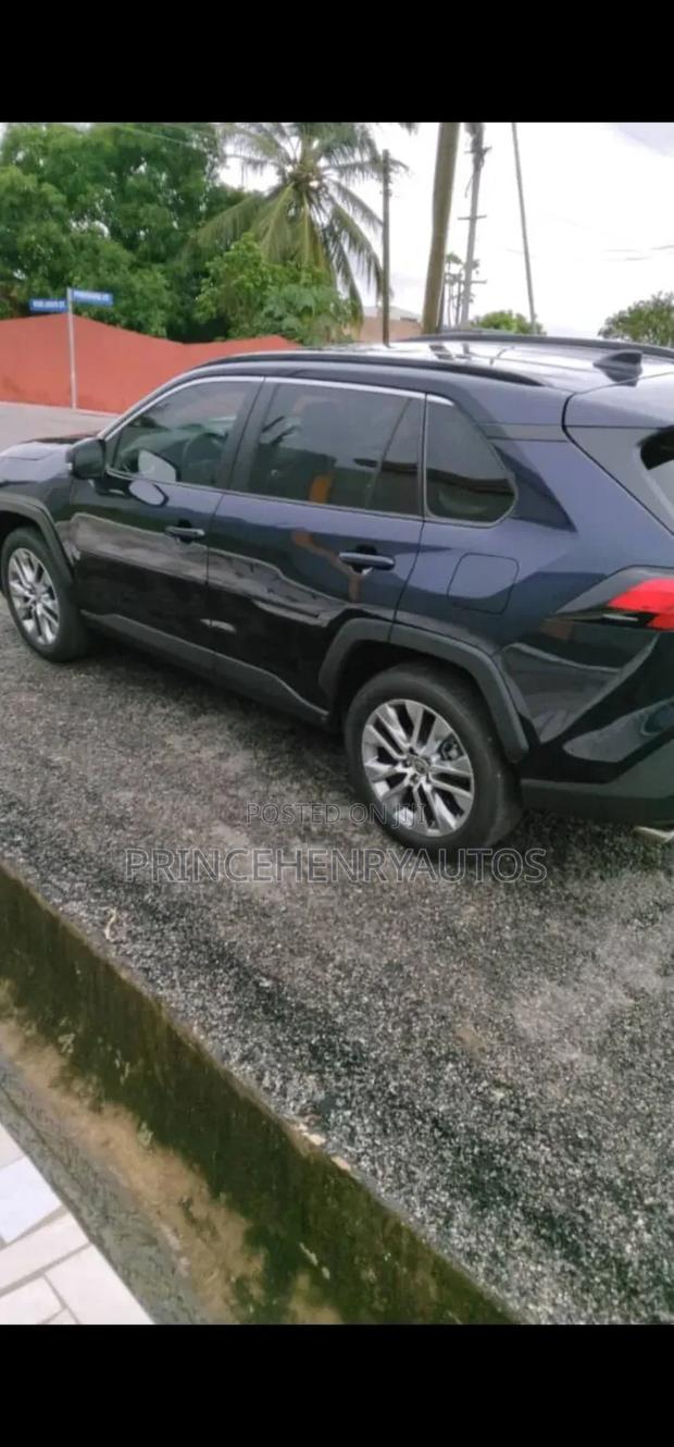 Toyota RAV4 XLE Premium 2022 Blue