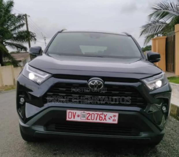 Toyota RAV4 XLE Premium 2022 Blue