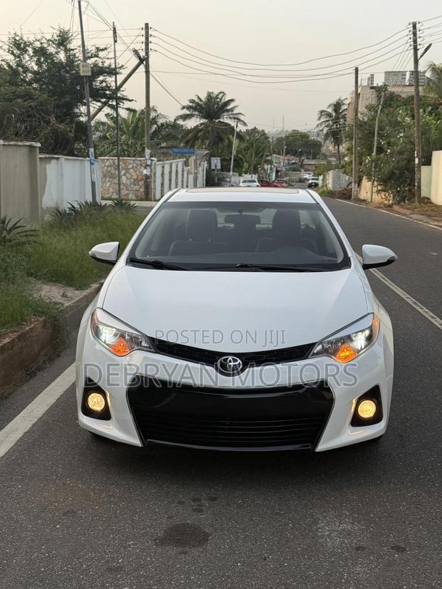 Toyota Corolla S w/Special Edition Pkg (1.8L 4cyl CVT) 2016 White