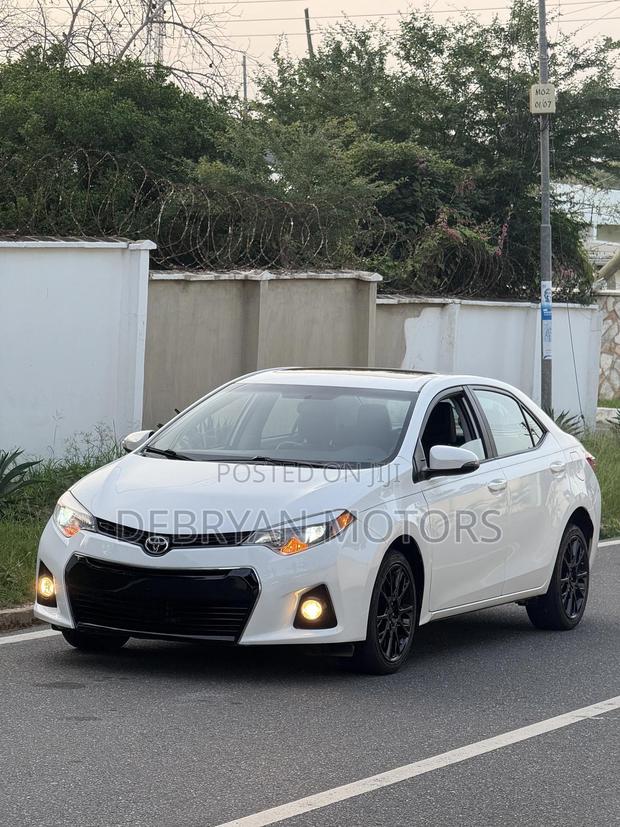 Toyota Corolla S w/Special Edition Pkg (1.8L 4cyl CVT) 2016 White