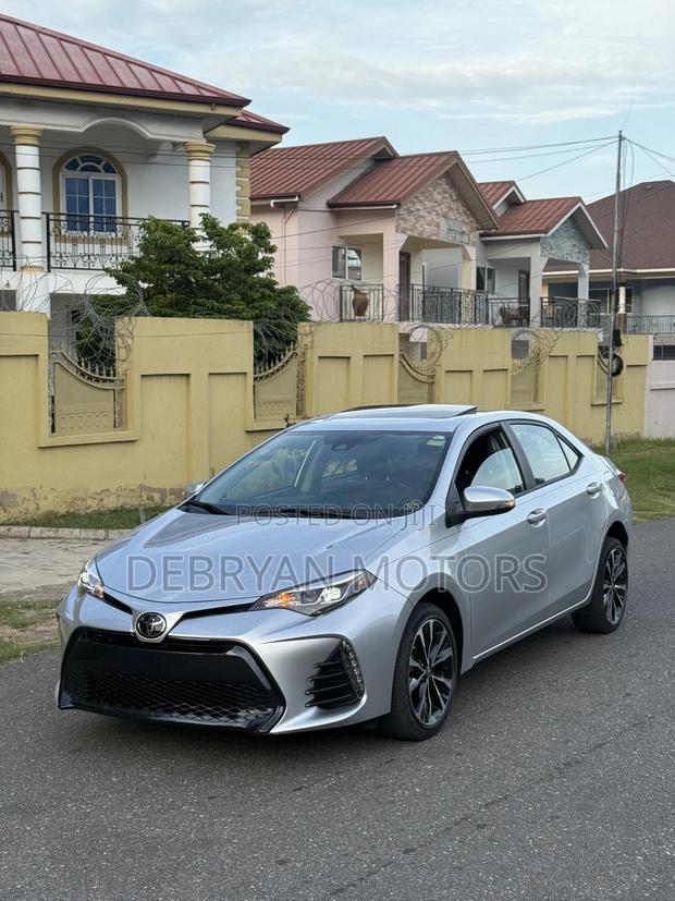 Toyota Corolla SE (1.8L 4cyl 6M) 2018 Silver