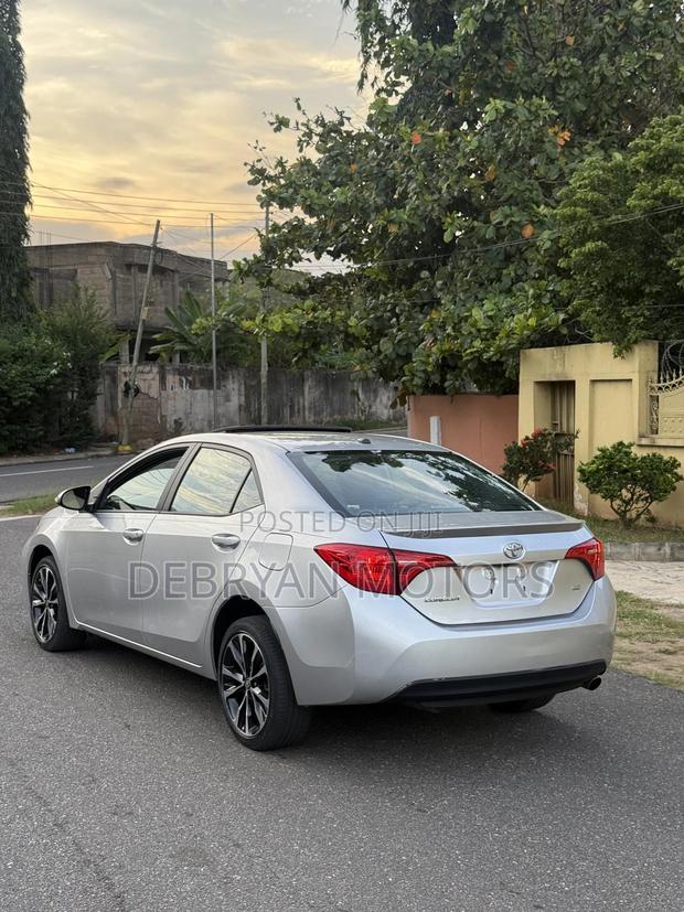 Toyota Corolla SE (1.8L 4cyl 6M) 2018 Silver