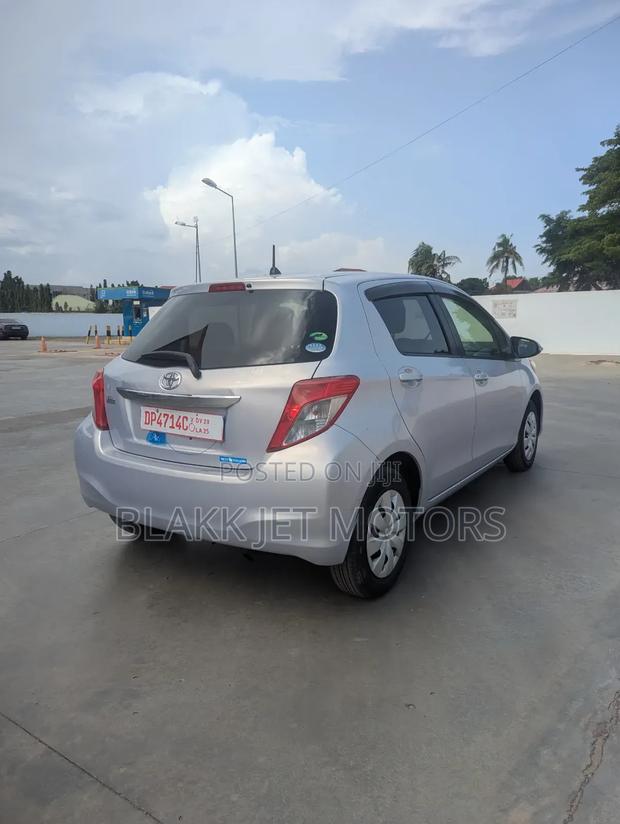 Toyota Vitz 1.3 AWD 5dr 2012 Beige