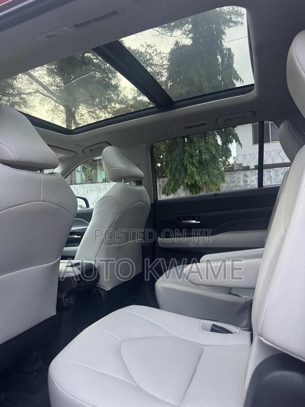Toyota Highlander XLE AWD 2024 Red