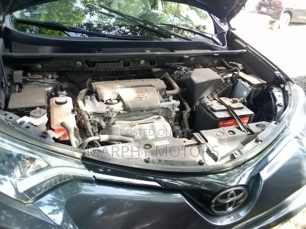 Toyota RAV4 XLE AWD (2.5L 4cyl 6A) 2017 Gray