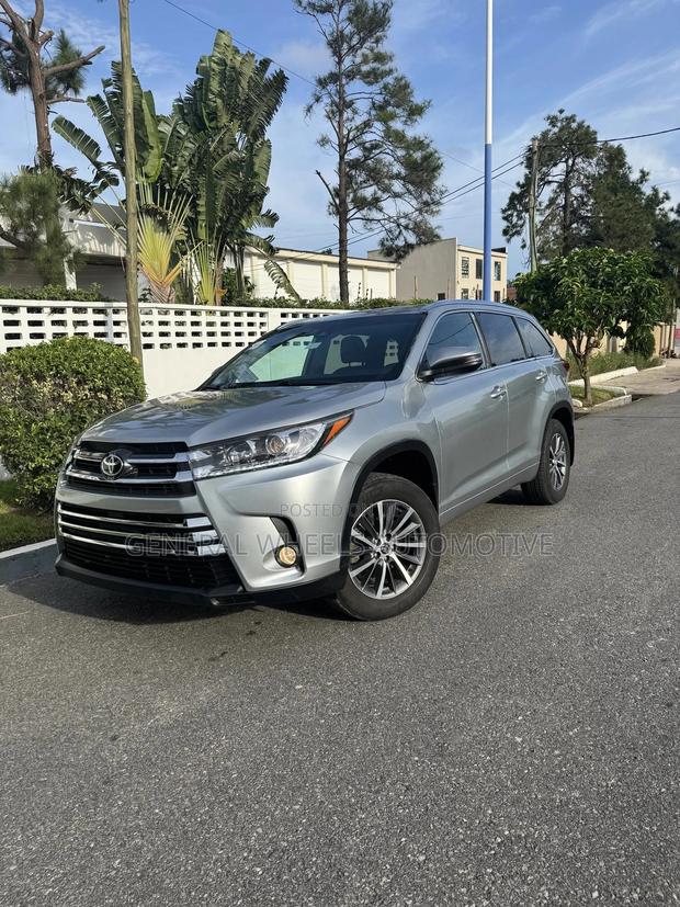 Toyota Highlander XLE 4x4 V6 (3.5L 6cyl 8A) 2018 Silver
