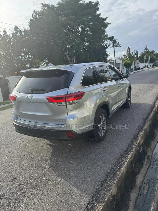 Toyota Highlander XLE 4x4 V6 (3.5L 6cyl 8A) 2018 Silver