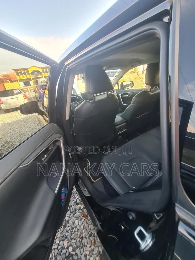 Toyota RAV4 XLE Premium 2022 Black