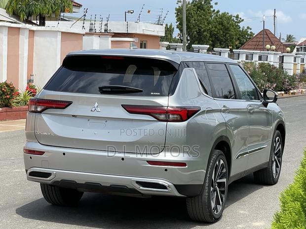 Mitsubishi Outlander SE 2022 Silver
