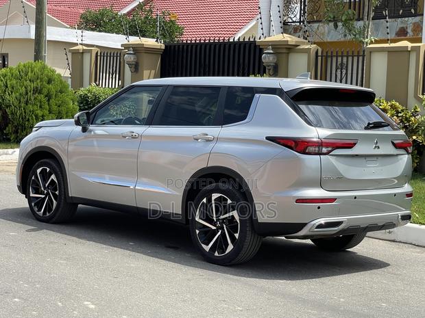 Mitsubishi Outlander SE 2022 Silver