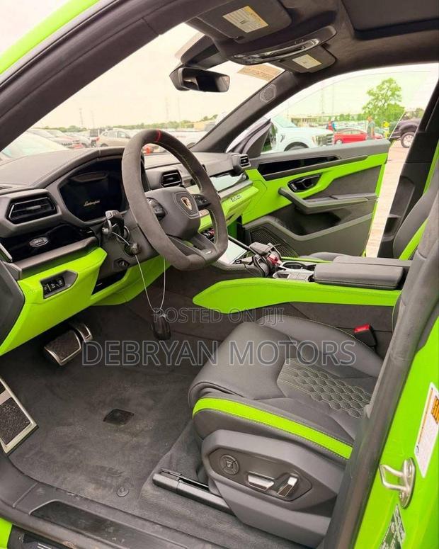 New Lamborghini Urus 2024 Green