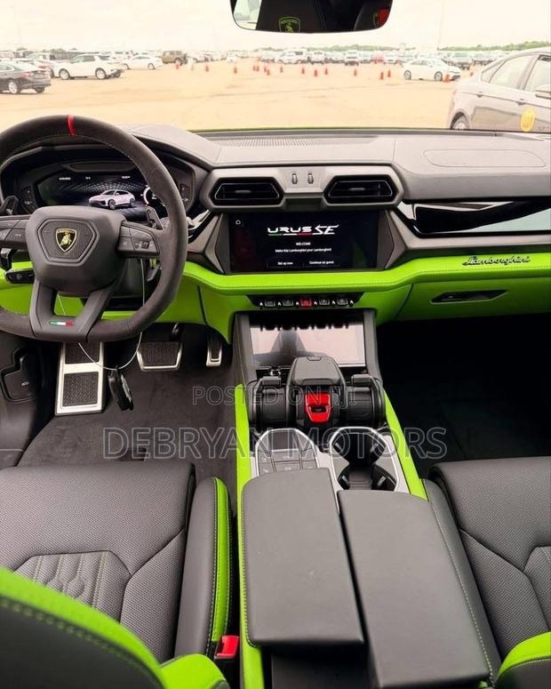 New Lamborghini Urus 2024 Green