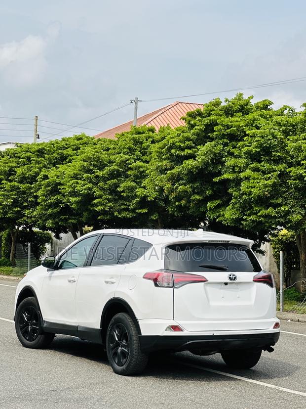 Toyota RAV4 LE AWD (2.5L 4cyl 6A) 2016 White