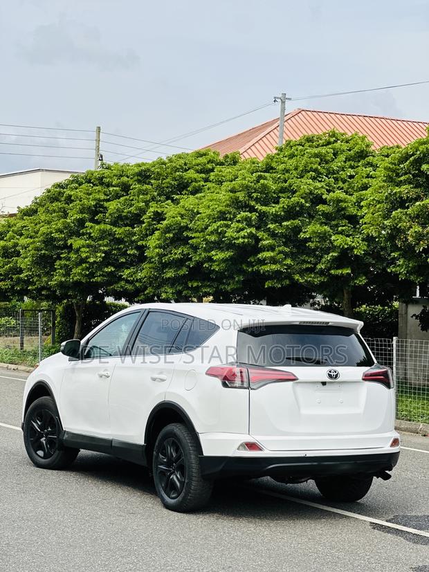Toyota RAV4 LE AWD (2.5L 4cyl 6A) 2016 White