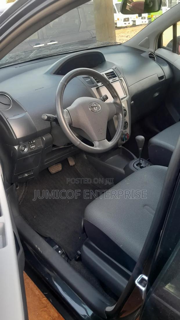 Toyota Vitz 1.3 FWD 5dr 2010 Black