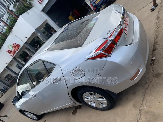 Toyota Corolla LE ECO w/Package 1 4dr Sedan (1.8L 4cyl CVT) 2017 Silver