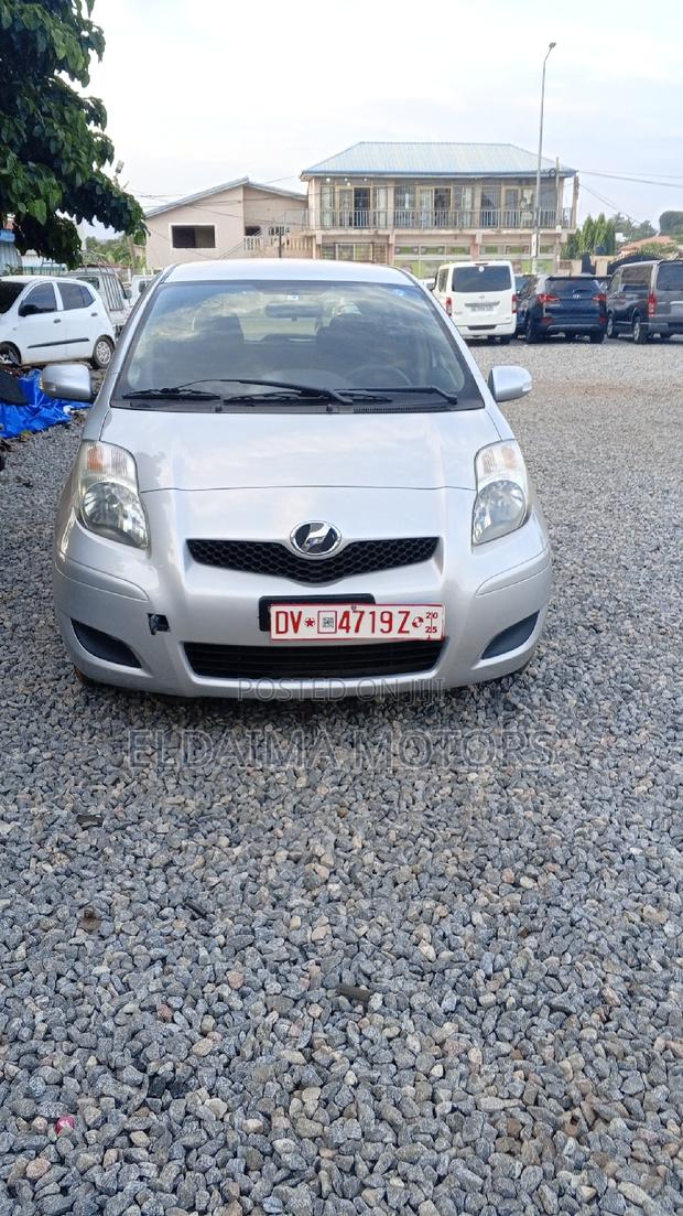 Toyota Vitz 2010 Silver