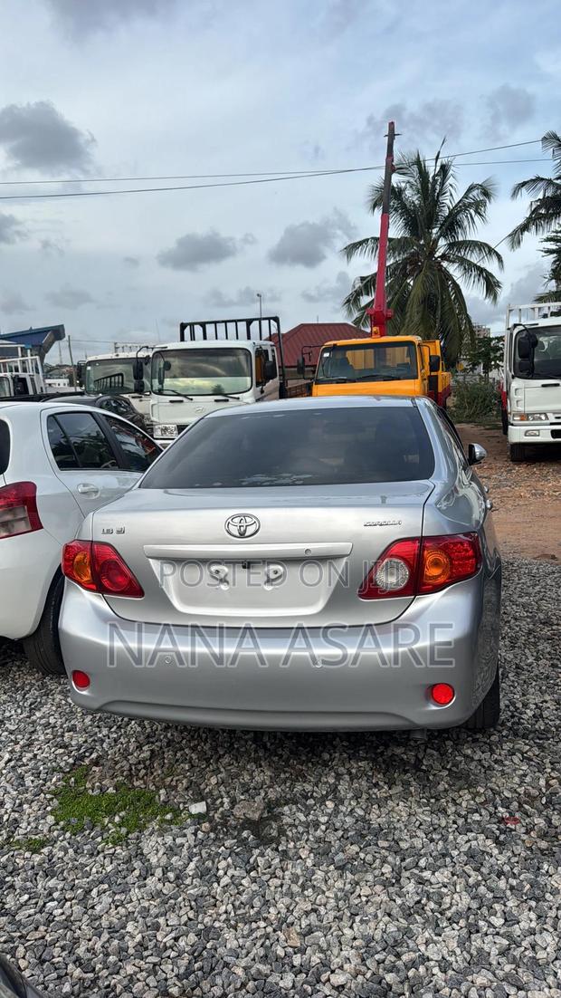 Toyota Corolla LE 4dr Sedan (1.8L 4cyl 4A) 2010 Silver