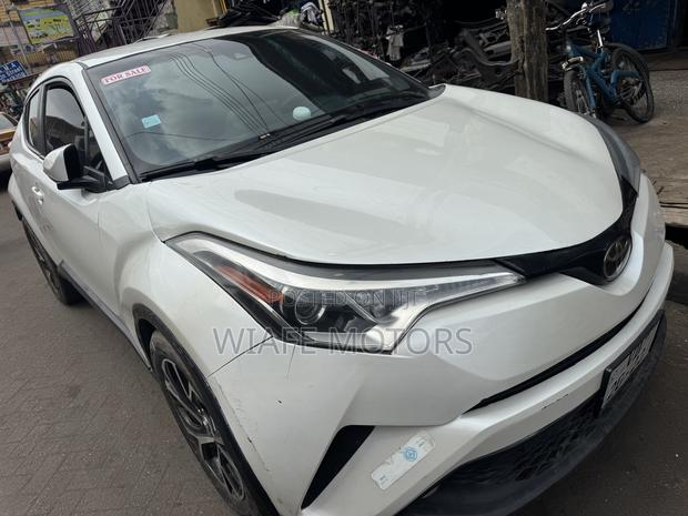 Toyota C-HR XLE FWD 2019 White