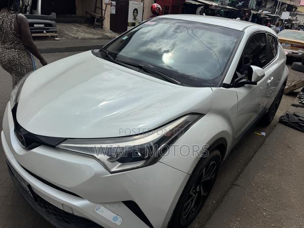 Toyota C-HR XLE FWD 2019 White