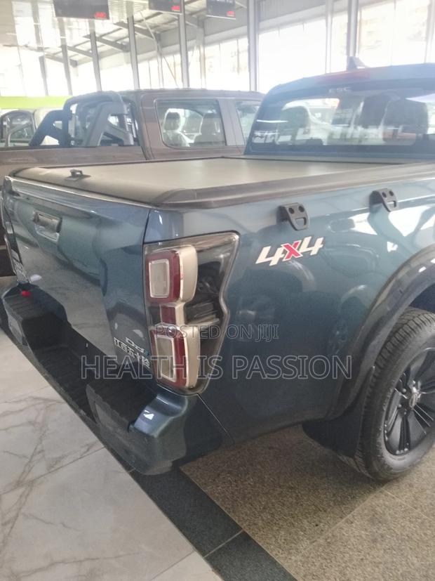 New Isuzu D-MAX 2024 Blue