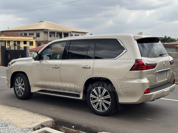 Lexus LX 570 AWD 2016 Gold