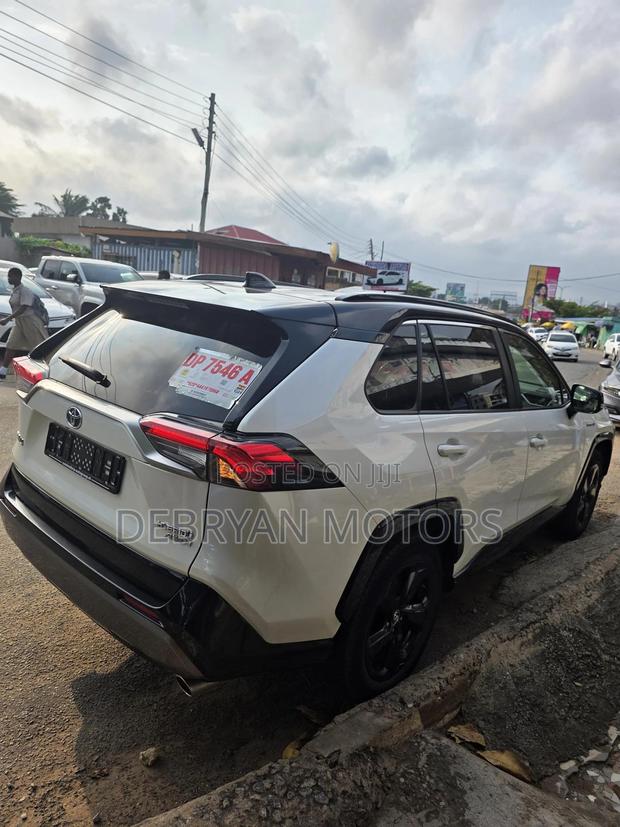 Toyota RAV4 XSE 2019 White
